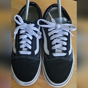 VANS Youth Black Old Skool Sneakers, Girl's Size 5; Boy's Size 3.5
